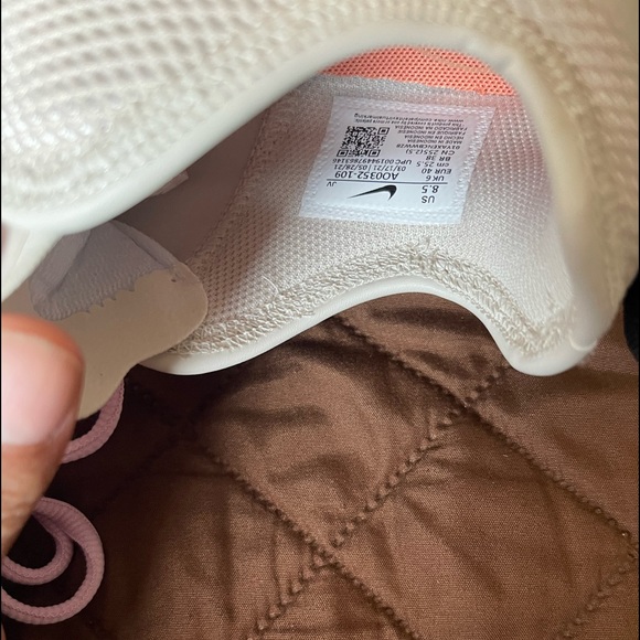 Nike Womens WMNS Air Max Motion 2 Size 8.5. Color OREWOOD BRN/METALLIC COPPER - Picture 8 of 12